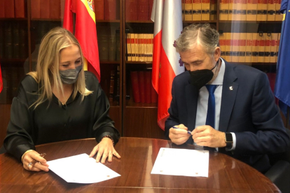 Firma del acuerdo entre la alcaldesa de Lerma y el rector de la Universidad de Burgos. ECB