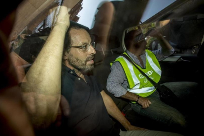 Sandro Rosell sale detenido de su domicilio de Barcelona, el pasado 23 de mayo.-FERRAN NADEU