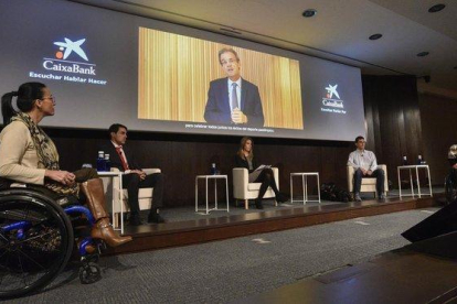 Teresa Perales (derecha) y otros deportistas paralímpicos en la charla de este jueves organizada por CaixaBank.-