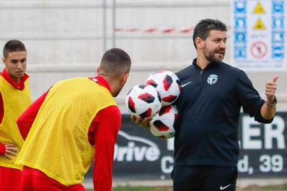 Fernando Estévez durante una sesión de entrenamiento.-ALBA DELGADO / BURGOS CF