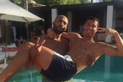 Cristiano, en brazos de su amigo Badr Hari, en un hotel de Marrakech.-TWITTER