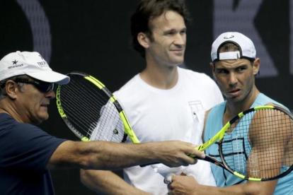 Toni Nadal, Carlos Moyà y Rafael Nadal, en el entrenamiento de este domingo en Melbourne.-AP / AARON FAVILA
