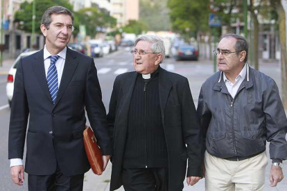 Jesús Hernández Sahagún (centro), junto a su letrado (izquierda) y un acompañante a la salida de los juzgados después de declarar.-RAÚL G. OCHOA