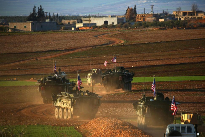 Un convoy de tanques con bande ra de EEUU circulan a las afueras de la ciudad de Manbij, al norte de Siria.-DELIL SOULEIMAN / AFP / DELIL SOULEIMAN