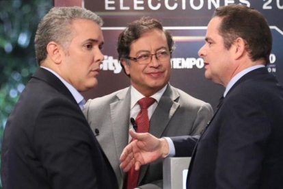 Los candidatos a la presidencia de Colombia: Gustavo Petro (centro), Iván Duque (izquierda)  y German Vargas Lleras (derecha), en un debate de televisión.-EFE / MAURICIO DUENAS CASTANEDA