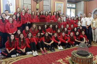 Foto de familia del CB Babieca en el Salón de Plenos delAyuntamiento junto a la concejal de Deportes,Lorena de la Fuente.-RAÚL OCHOA