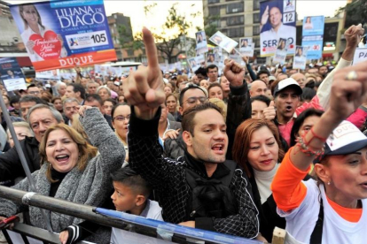 Un mitín del partido Centro Democrático en Bogotá para las elecciones legislativas.-REUTERS / CARLOS JULIO MARTÍNEZ