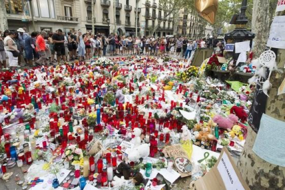 Muestras de afecto y solidaridad junto a la fuente de canaletas en  las Ramblas tras los atentados.-JORDI COTRINA