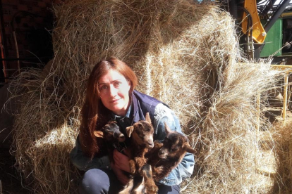Eva con tres chivos recien nacidos en su explotación en la localidad leonesa de Santovenia del Campo, en plena época de parideras.-E. M.