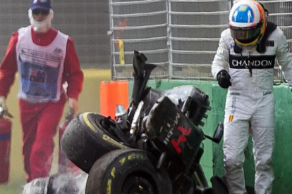 Alonso, tras el accidente de Melbourne.-