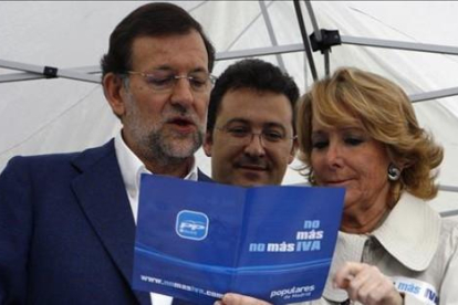Rajoy y Aguirre, en el 2010, en un mitin contra el IVA cultural que después el PP acabó subiendo.-AGUSTÍN CATALÁN