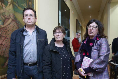 Roberto Ortiz y María Eugenia Galarreta (centro) después de su reunión con el socialista David Jurado.-RAÚL G. OCHOA