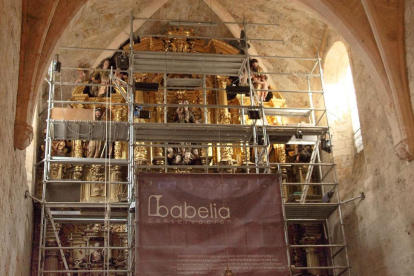 El retablo mayor de San Cosme y San Damián se encuentra ahora tapado tras los andamios.-G. G.