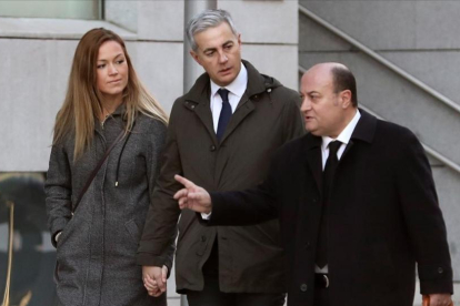 El exsecretario general del PP valenciano Ricardo Costa, acompañado por su pareja y su abogado a su llegada a la Audiencia Nacional.-BALLESTEROS (EFE)