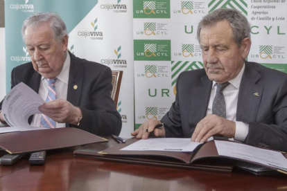 Pedro García (Ucar) y Gabriel Alonso (Urcacyl) durante la firma del convenio de colaboración entre ambas entidades.-S. O.