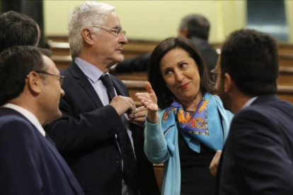 Los diputados del PSOE Margarita Robles y Miguel Ángel Heredia, junto al portavoz Antonio Hernando, en el Congreso.-JOSE LUIS ROCA