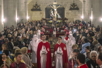 Momento del Vía Crucis Penitenciario que se celebró en la iglesia de San Lesmes.-ISRAEL L. MURILLO