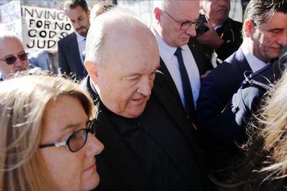 El exarzibispo Philip Wilson al llegar al Tribunal de Newcastel.  /-DARREN PATEMAN (EFE)