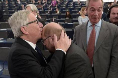 El extrovertido Juncker besa a Tusk.-AFP/FREDERIK FLORIN