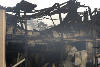 Han pasado casi nueve meses desde que la fábrica se paró en seco y fue pasto de las llamas durante 11 días.-ISRAEL L. MURILLO