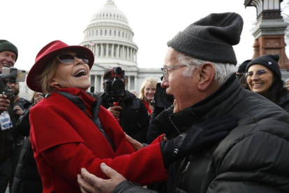 Jane Fonda y Martin Sheen, durante la concentración por el clima en Washington.-AP / JACQUELYN MARTIN