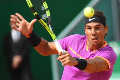 Nadal devuelve una bola al británico Edmund en su pulso en Montecarlo-YANN COATSALIOU / AFP