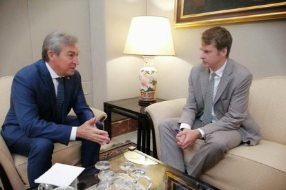 Hugh Elliot (izquierda) en una reunión con el delegado de Gobierno en Andalucía.-EUROPA PRESS