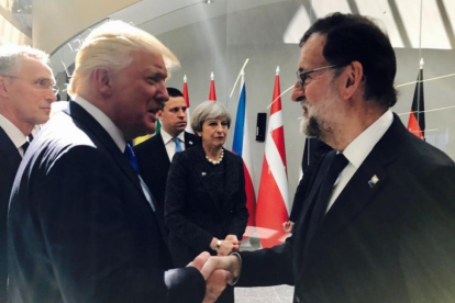 Donald Trump y Mariano Rajoy se saludan al inicio de la cumbre informal de la OTAN, en Bruselas el pasado mayo-EL PERIÓDICO