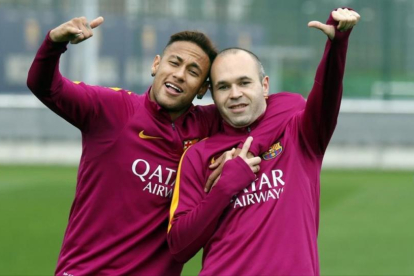 Iniesta bromea con Neymar en un entrenamiento del Barça-
