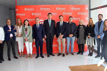 Ibáñez (centro) acompañado del delegado de la Junta Roberto Saiz (a la dcha de Ibáñez) y compañeros del PP de Miranda en su visita de ayer.-ECB