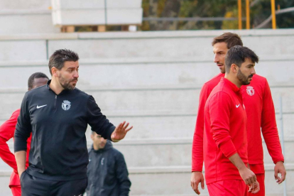 Chevi -derecha- durante un entrenamiento con Fernando Estévez.-ALBA DELGADO / BURGOS CF