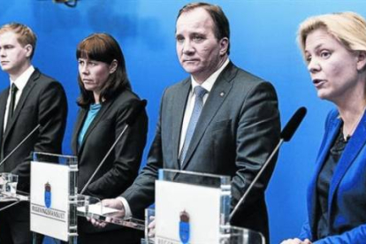 Lofven (segundo por la derecha), junto a varios de sus ministros, en una rueda de prensa, ayer.-Foto:   AFP / PONTUS LUNDAHL