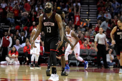 Harden celebra uno de sus triples en el partido ante los Knicks-