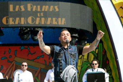 Manny Manuel, en el escenario en el Carnaval de Las Palmas de Gran Canaria, justo antes de ser expulsado.-EFE / QUIQUE CURBELO