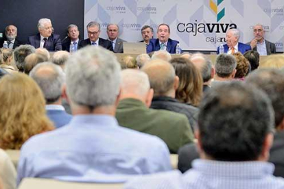 Los asistentes a la primera reunión de la asamblea general en las nuevas instalaciones de la entidad escuchan el informe del director general, Ramón Sobremonte .-ECB