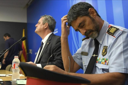 El conseller de Interior, Joaquim Forn, y el major de los Mossos, Josep Lluís Trapero, en la rueda de prensa de este jueves-LLUIS GENE (AFP)