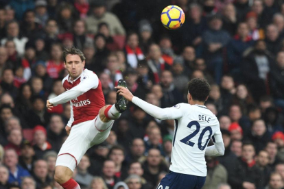 Laurent Koscielny despeja un balón ante la presencia de Dele Alli.-FACUNDO ARRIZABALAGA (EFE)