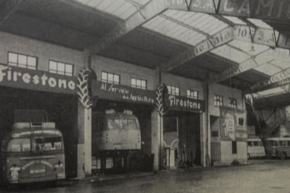 El taller de reparación de vehículos estaba ubicado en el centro del patio, años después sería el primer servicio en desaparecer de la instalación.-ECB