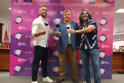 El presidente de la DO Ribera con el Embajador y presentador de Pasapalabra, Roberto Leal  y el humorista, J.J. Vaquero, premio Ribereño del año.  FOTOS: © ECB /  L. V.