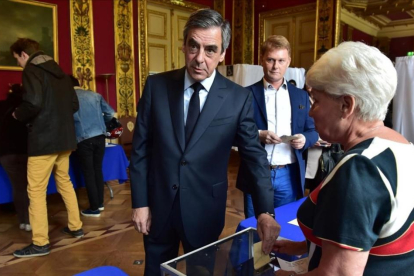 Fillon vota en París.-CHRISTOPHE ARCHAMBAUL