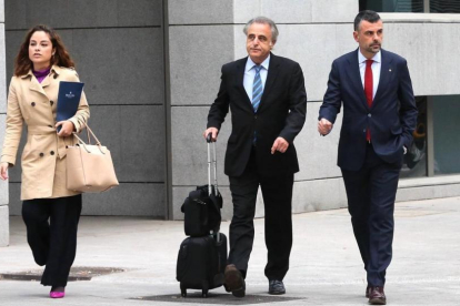 Santi Vila (derecha) llega a la Audiencia Nacional con su abogado Pau Molins.-/ JUAN MANUEL PRATS
