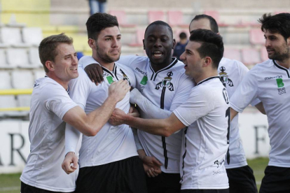 Los jugadores del Burgos CF celebran junto a Cristian el primer gol del partido ante el Compostela.-SANTI OTERO