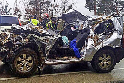El vehículo, un todoterreno, quedó destrozado al caer la carga, atrapando en el interior al conductor fallecido-ECB