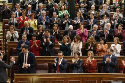 La bancada socialista aplaude a su portavoz, Antonio Hernando, en el fallido debate de investidura de Pedro Sánchez, en marzo.-AGUSTÍN CATALÁN