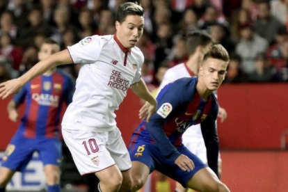 Denis Suárez pelea con Nasri en el Sánchez Pizjuán.-EFE / RAUL CARO