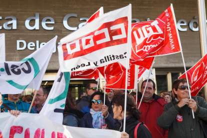 Los empleados públicos de la Junta se concentran de nuevo para exigir la paga extra de 2012.-Ical