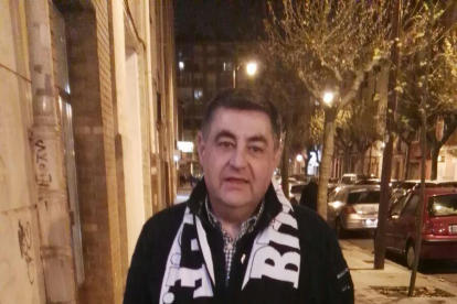 García posa con la bufanda del club en su sede electoral tras conocer su victoria-