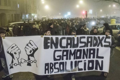 La manifestación a su paso por la calle Santiago.-SANTI OTERO