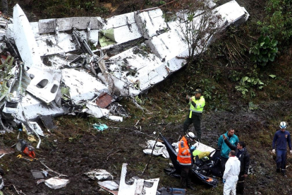 Restos del avión en el que viajaba el Chapacoense enj Cerro Gordo, cerca del aeropuerto de Medellín (Colombia). 