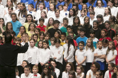 Los más de 500 escolares salieron al escenario juntos al final del concierto para interpretar dos canciones y el patrio ‘Himno a Burgos’.-Raúl Ochoa